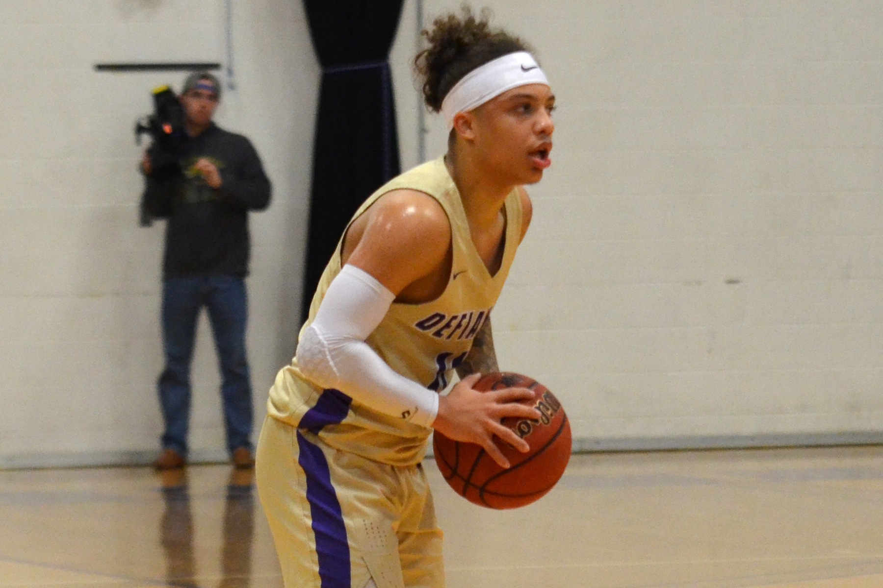 Men’s basketball defeated by Bluffton on road