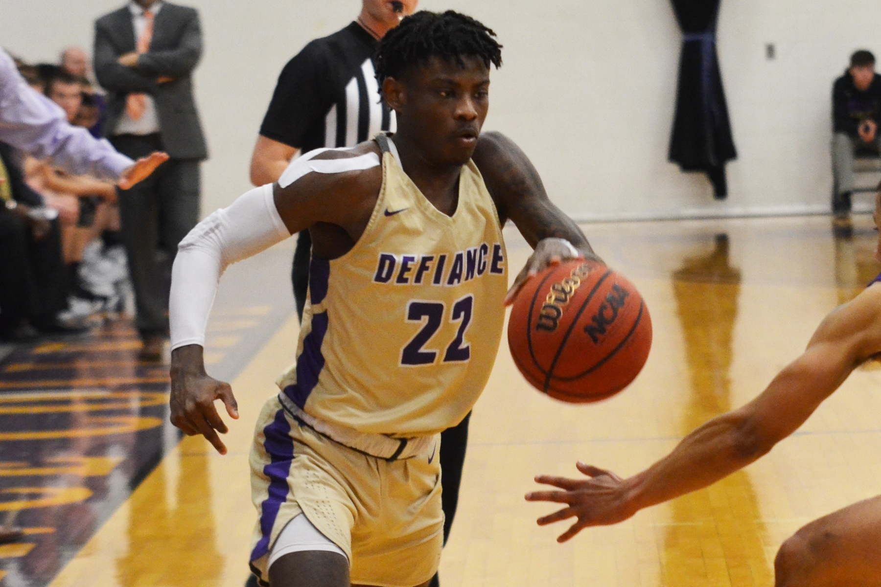 Men’s basketball comes from behind to record HCAC win