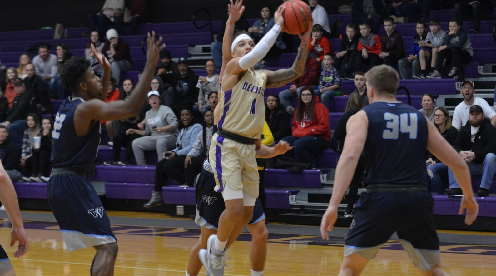 Men’s basketball opens 2019-20 regular season with dramatic one-point win