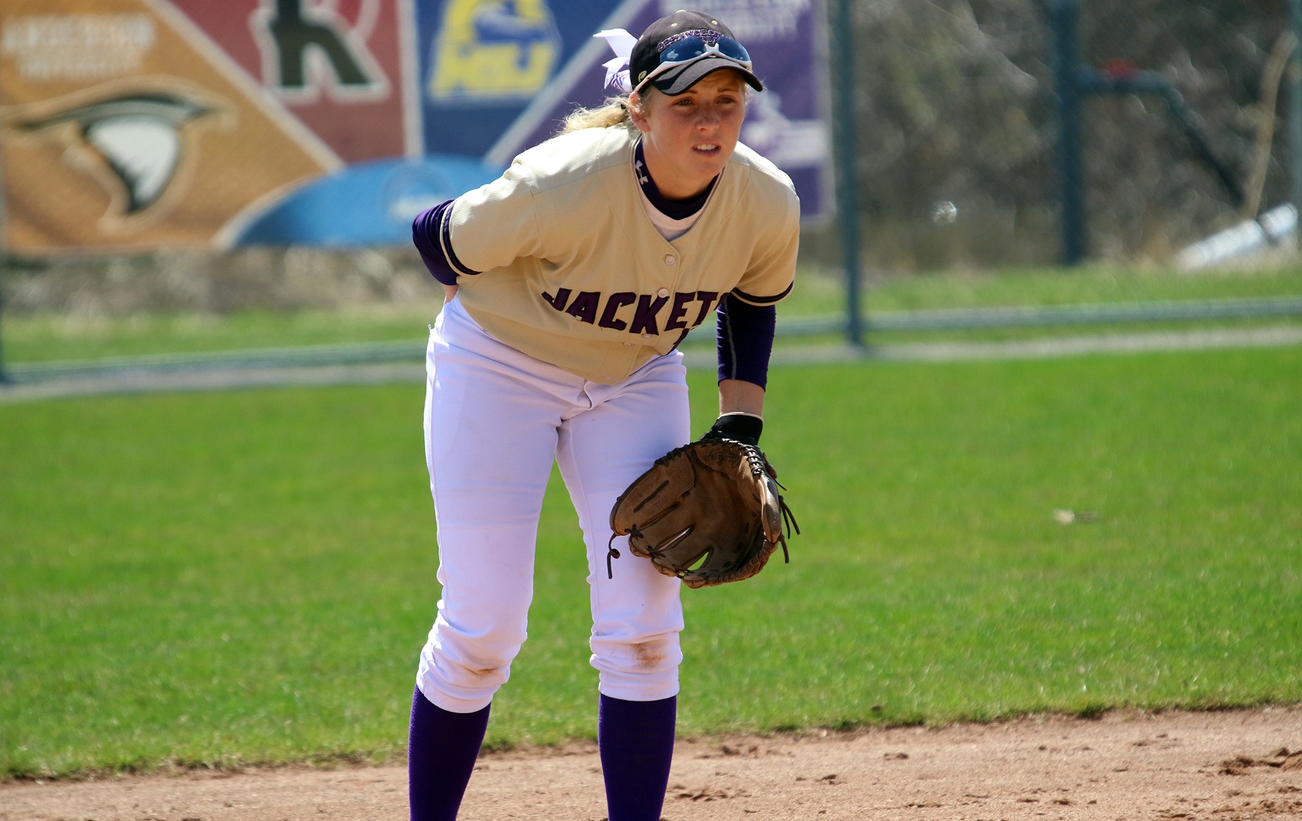 Yellow Jackets Begin HCAC Play with a Split