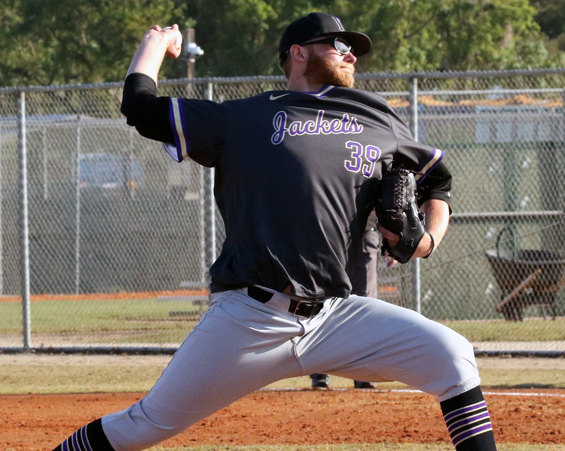 Baseball splits two games with Lions in HCAC play
