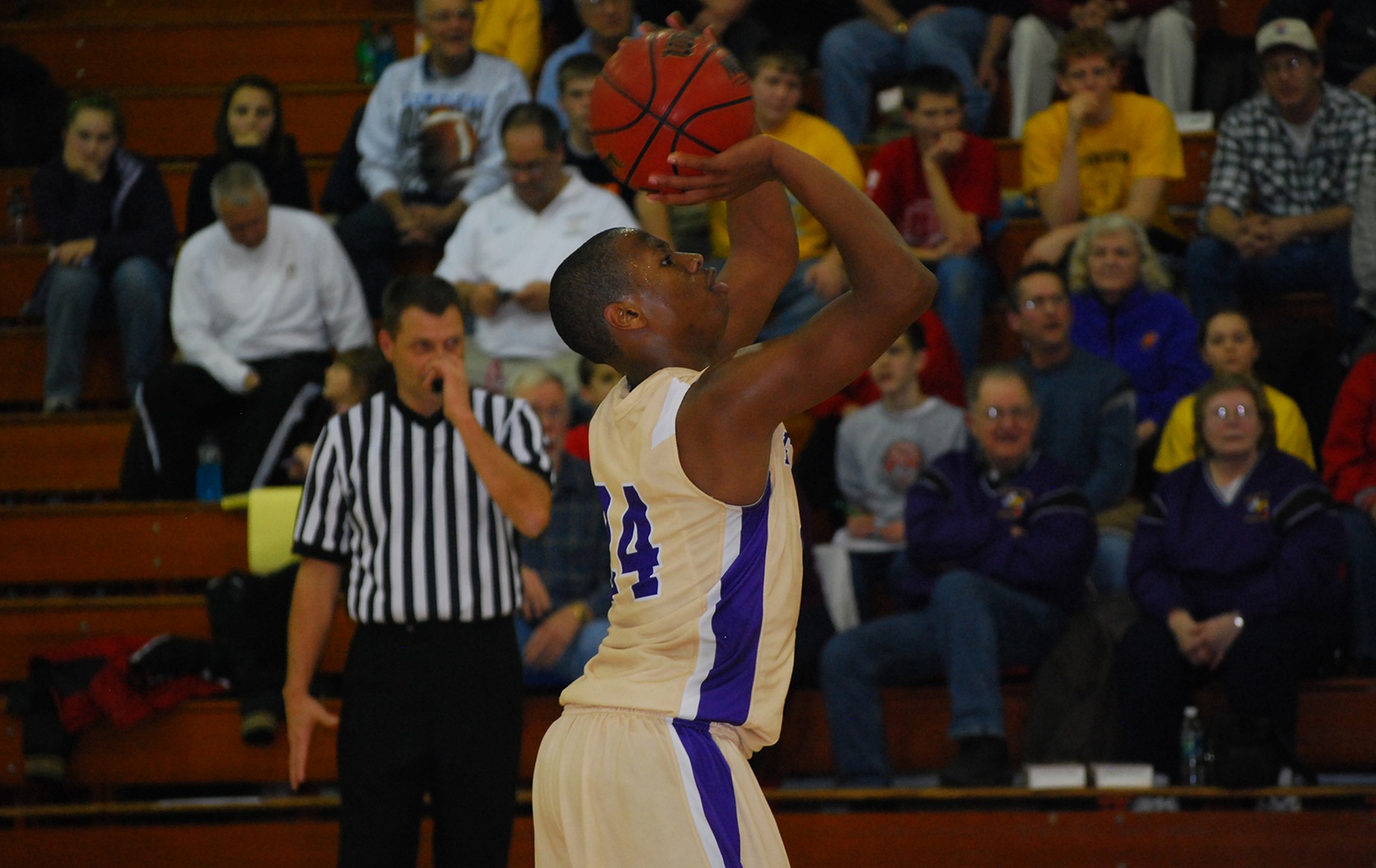 DC Men Reach 20 Wins with 73-60 Victory at Franklin