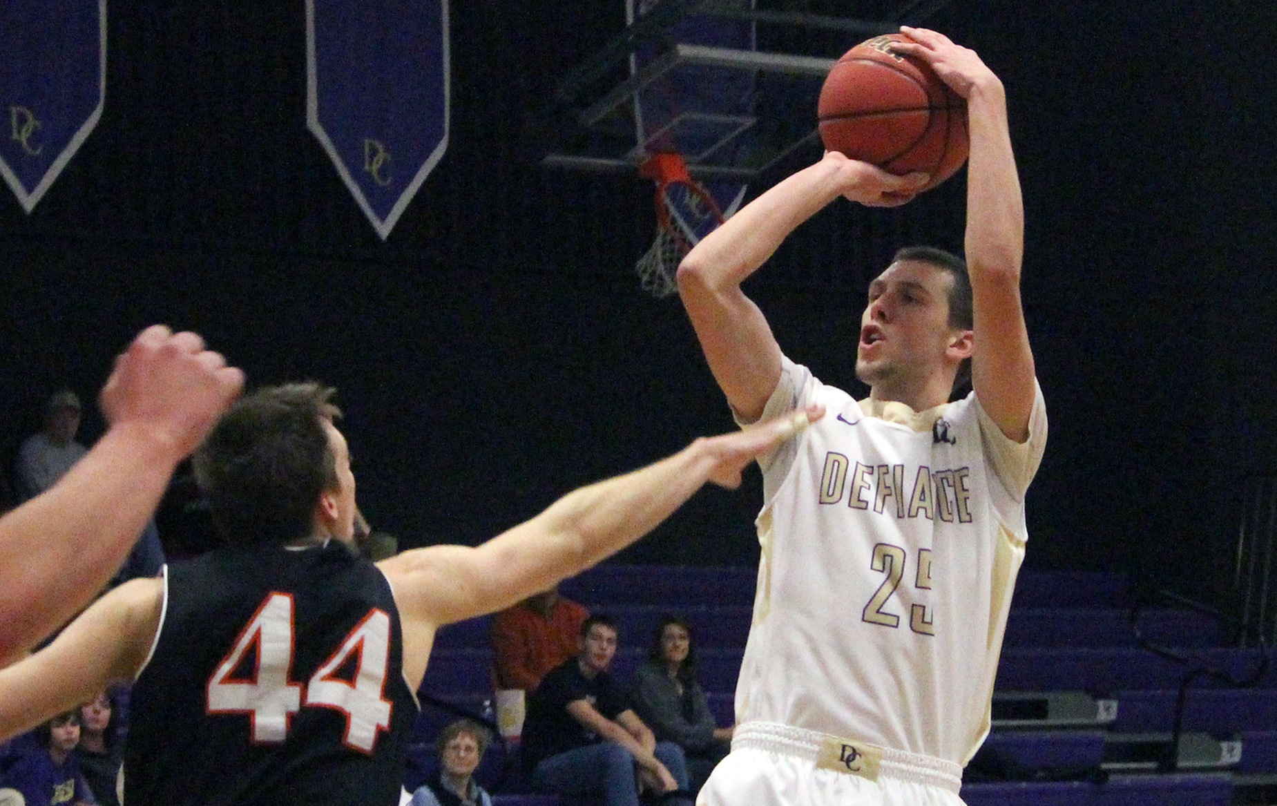 Hicks leads Yellow Jackets to 71-55 victory over Earlham