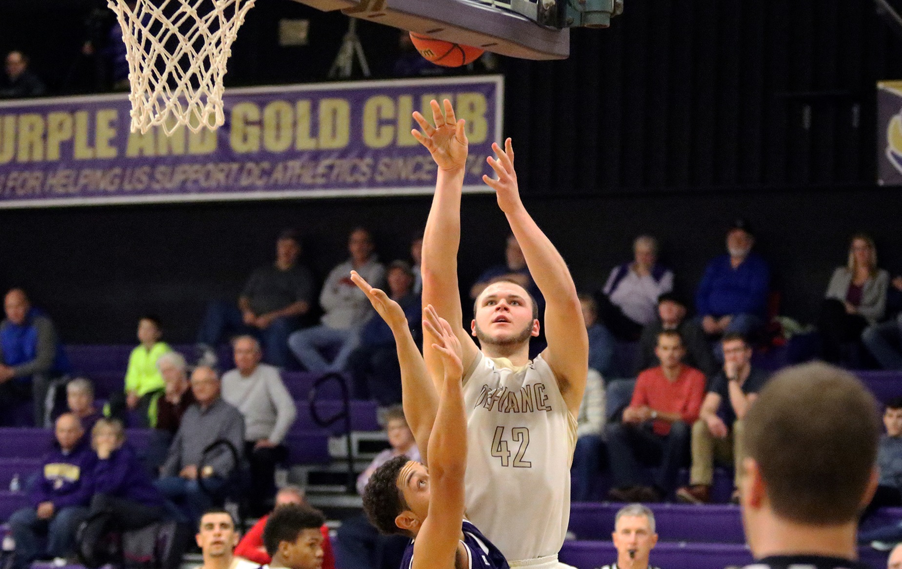 Men's Basketball Defeated by Manchester