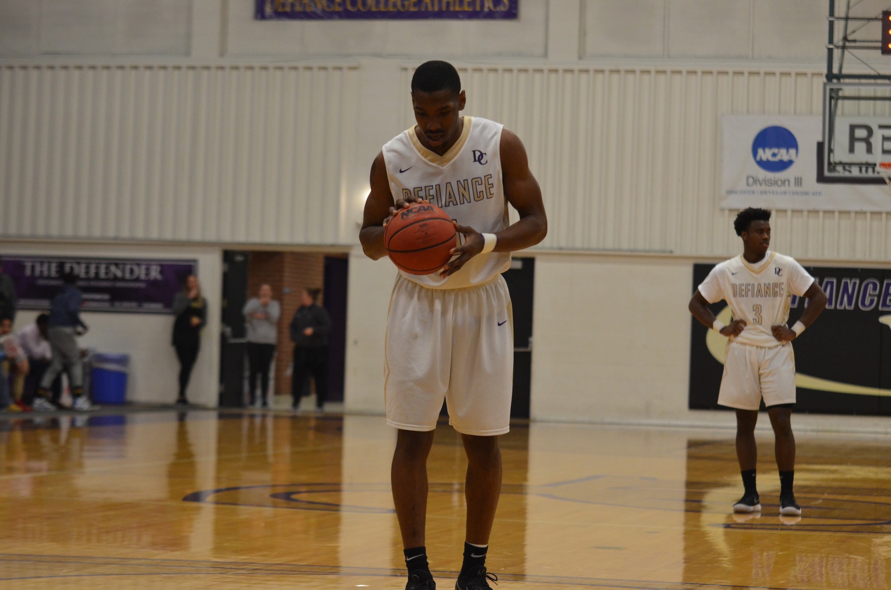 Men's Basketball Late Rally Comes Up Short Against Manchester