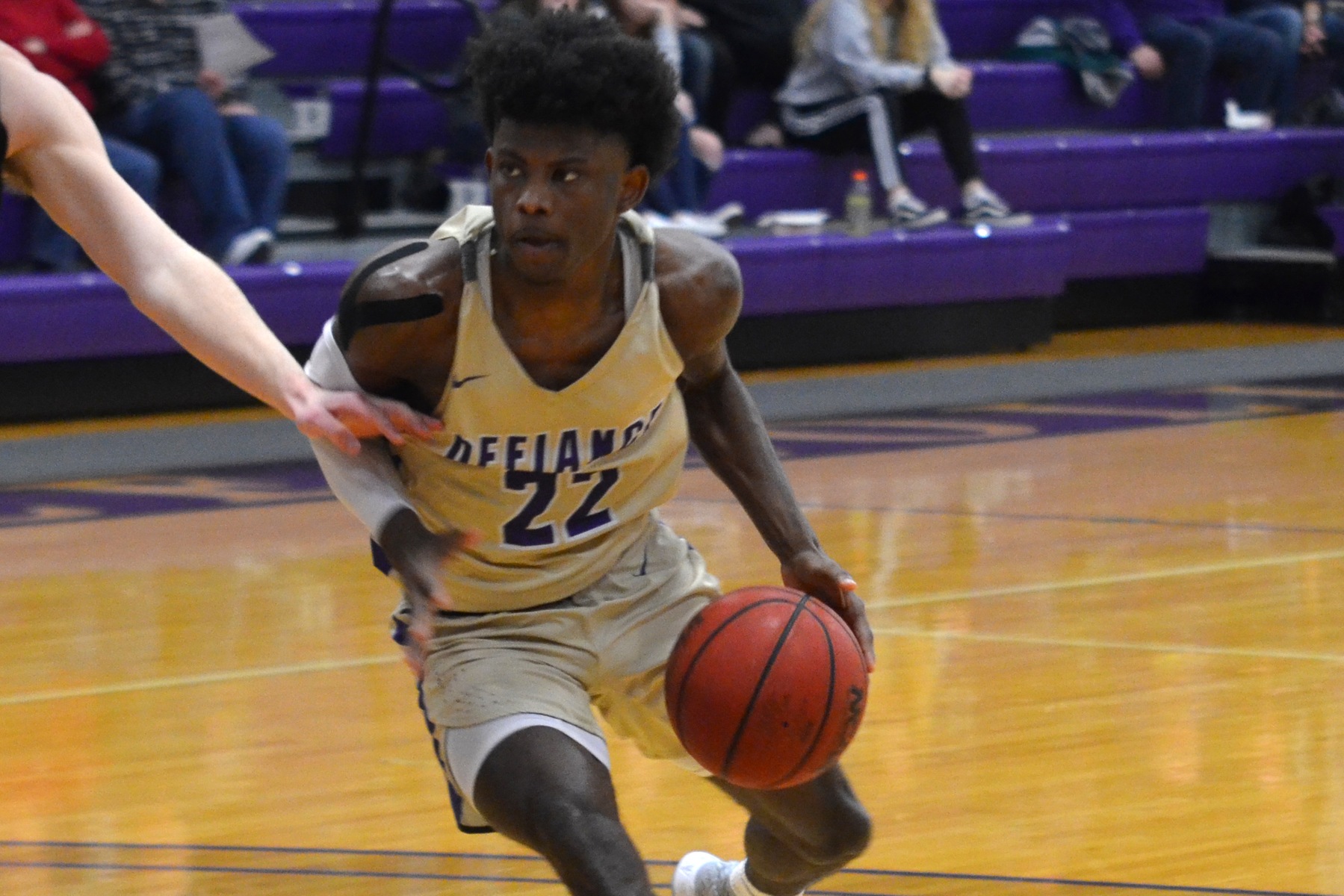 Men’s basketball ends home slate with conference loss