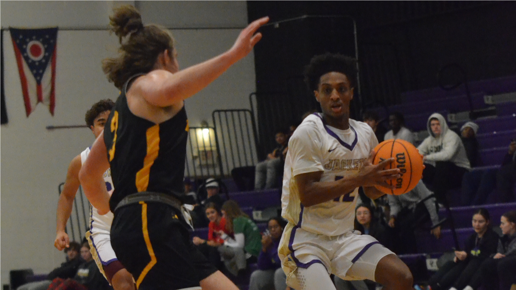 Men's Basketball unable to get over the hump, falls to Manchester 81-67
