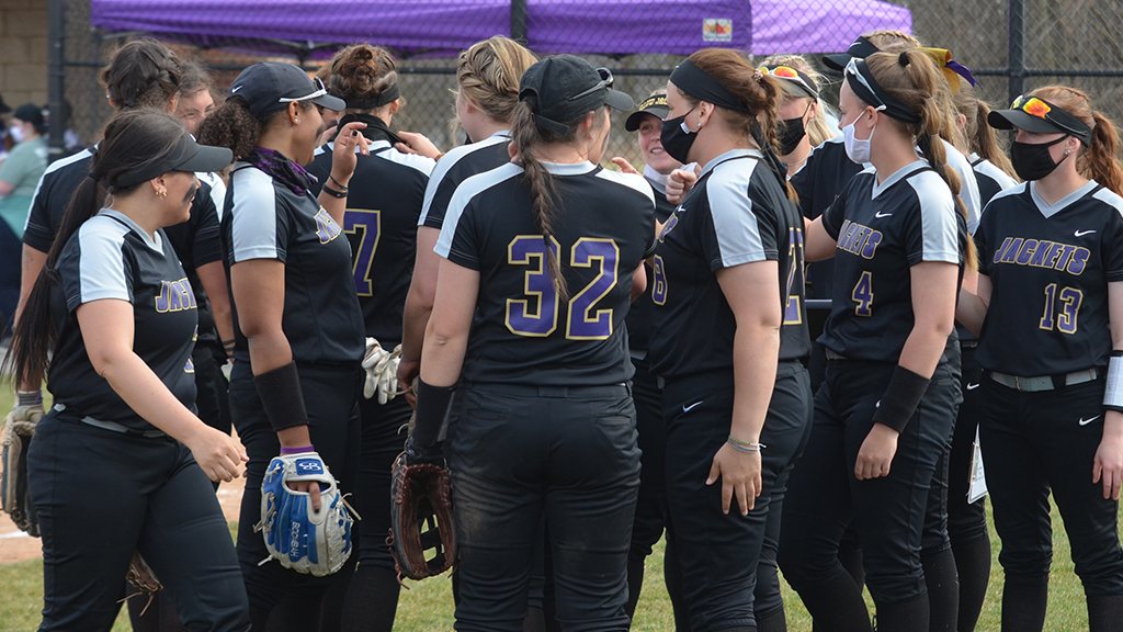 Softball falls in non-conference action at CWRU