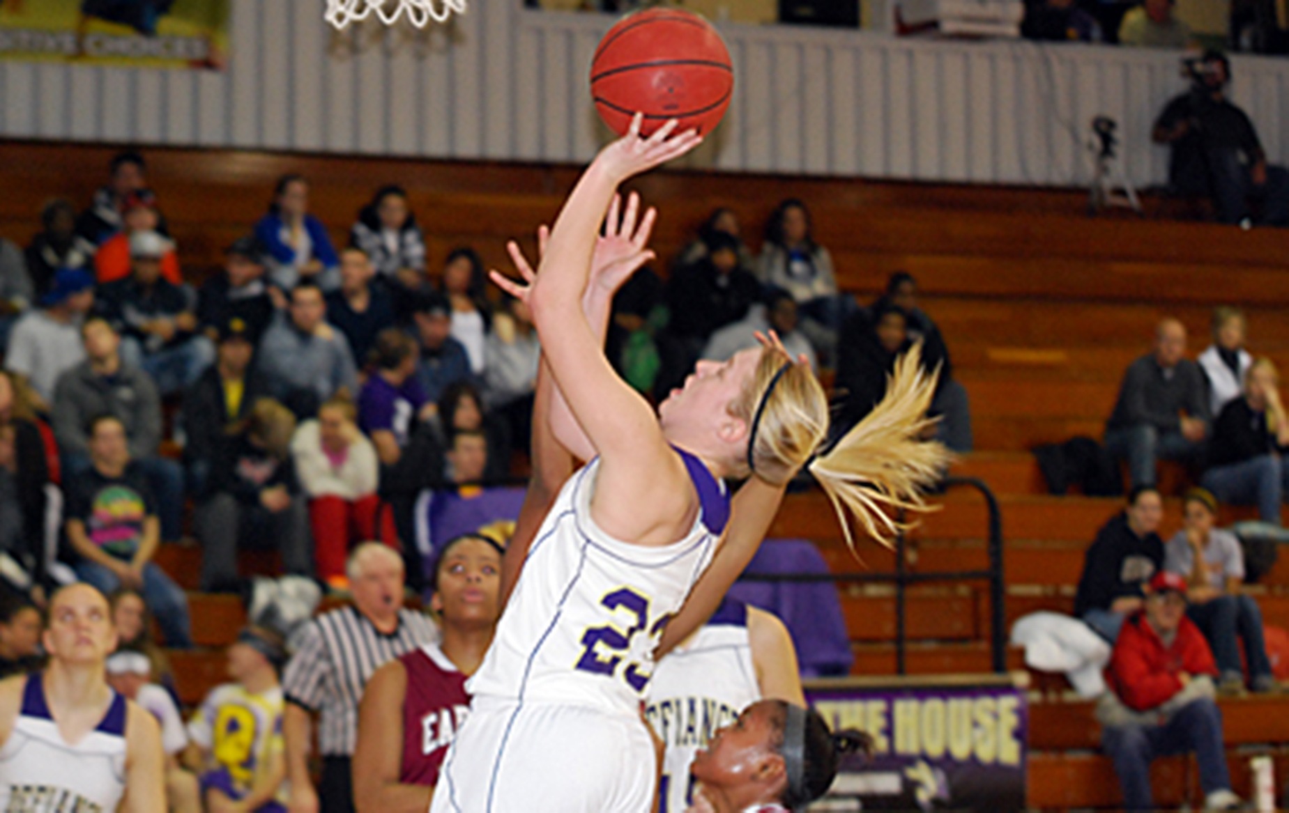 HCAC's Leading Defense Can't Stop the Jackets in 79-72 Victory