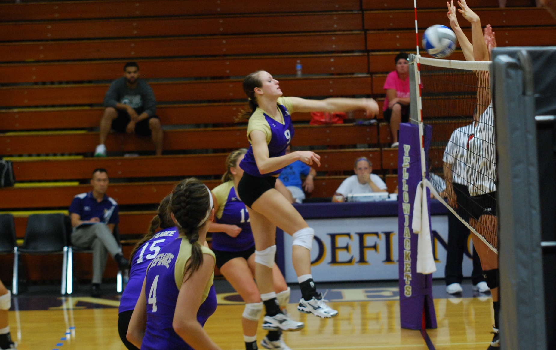 Volleyball Spits Pair of Matches at Transylvania