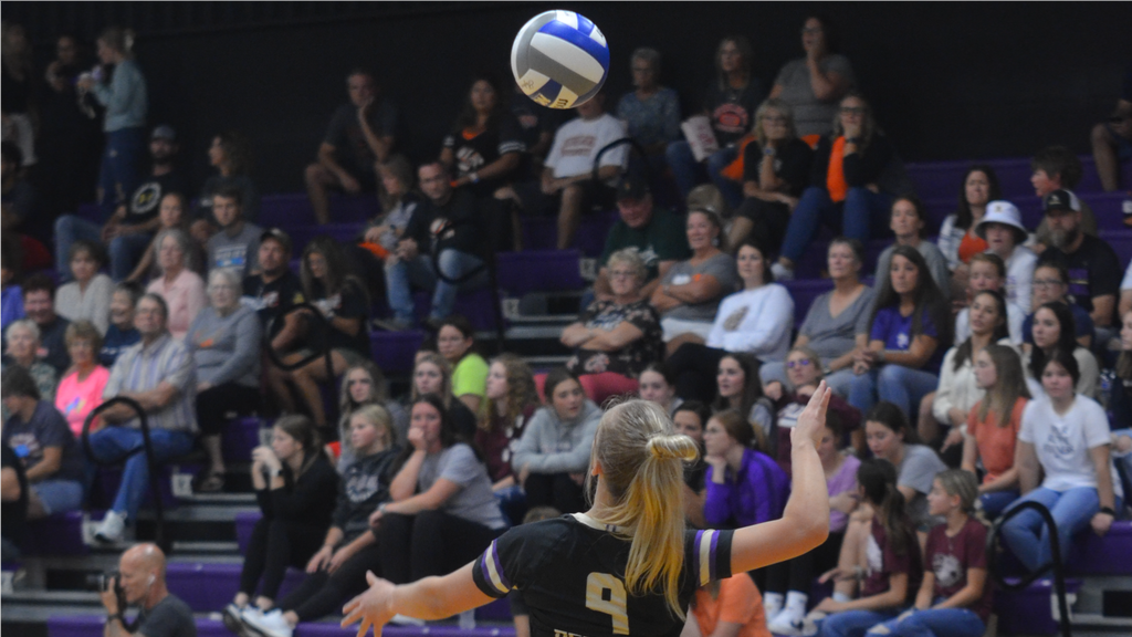 Volleyball suffers four set loss to Manchester
