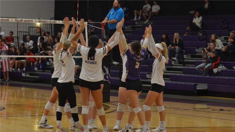 Volleyball begins Midwest Invitational with loss to #3 Hope