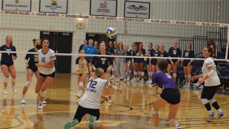Volleyball snaps losing skid with victory over Susquehanna at Midwest Invitational